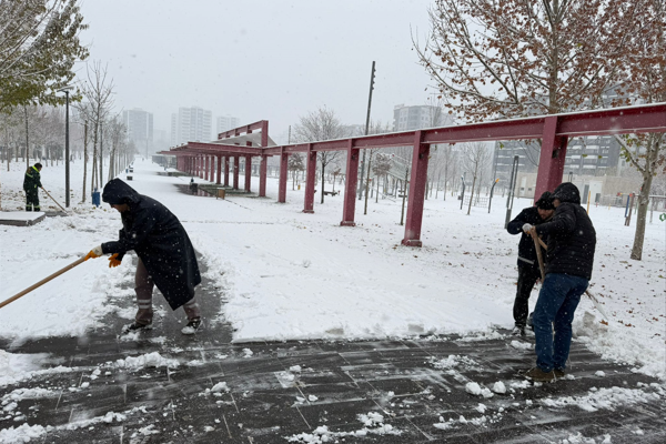 Büyükşehir, tuzlama ve kar küreme çalışması yürütüyor