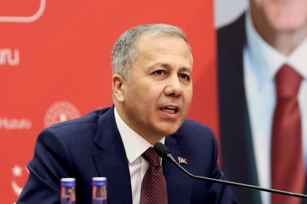 Yerlikaya: Makas atan, tehlikeli şekilde şerit değiştiren sürücü yakalandı