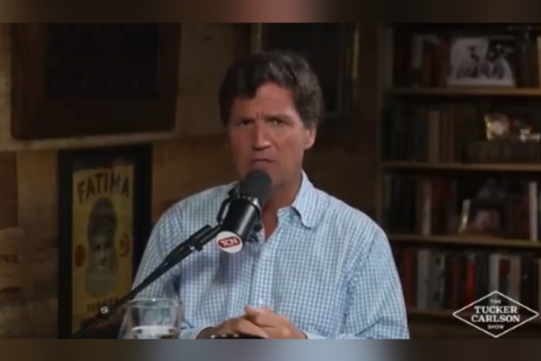 Medya profili Tucker Carlson, İsrail’i çocukları öldürmekle suçladı