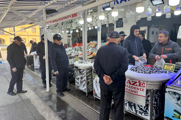 Çorum zabıtasından balık tezgahlarına denetim