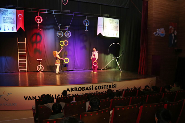 Van’da ilkokul öğrencilerine sahne sanatları ve akrobasi gösterisi