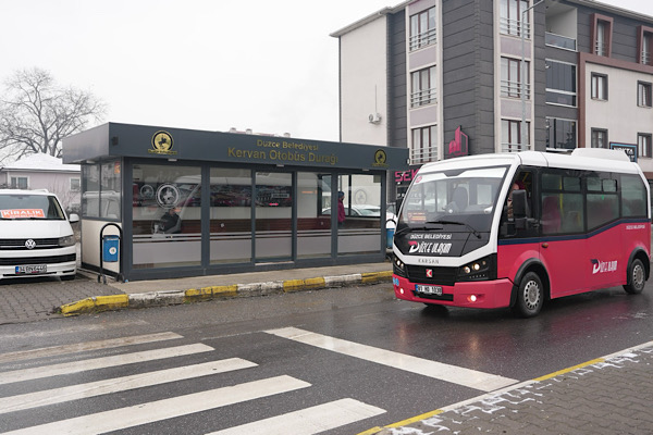 Düzce’de öz kaynaklarla üretilen akıllı duraklar hizmete sunuldu