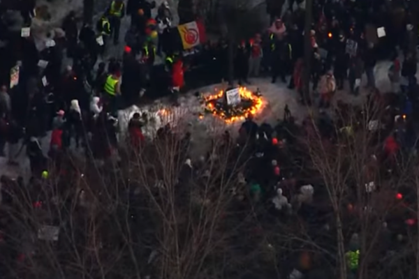 Yüzlerce yaslı, dondurucu soğukta Renee Good’u anmak için toplandı
