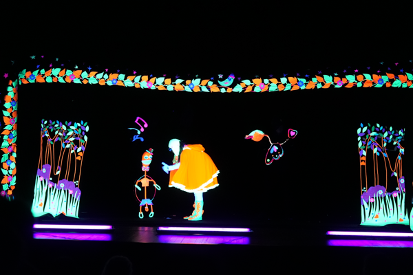 Maltepe’de “Islık Çalan Kırmızı Başlıklı Kız” adlı tiyatro oyunu sahnelendi