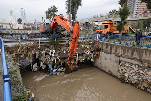 İzmir’de kuvvetli yağışa karşı 342 araçla teyakkuza geçildi