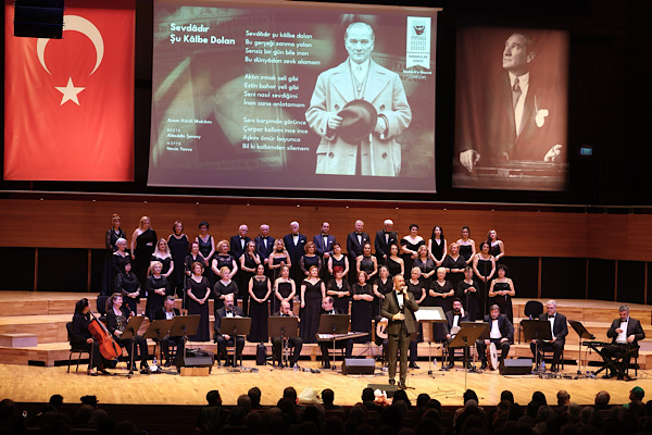 İzmir’de Atatürk en sevdiği şarkılarla anıldı