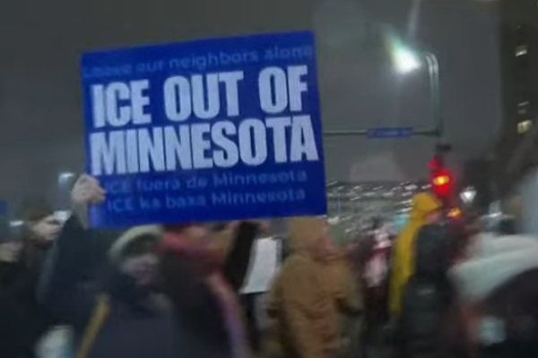 Minneapolis’te protestocular, olay yerine giden trafiği engellemek için barikatlar kurdu