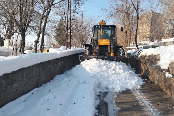Diyarbakır’da mezarlık yollarında kar çalışması yürütüldü
