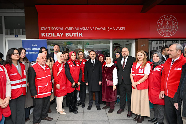 Vali Aktaş, “İzmit SYDV Kızılay Butik” mağazasını ziyaret etti