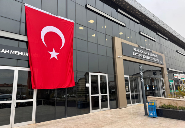 Pamukkale’de hizmet binalarına Türk bayrağı asıldı