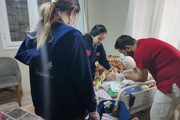 Sarıçam’da evde sağlık ve bakım hizmetleri devam ediyor