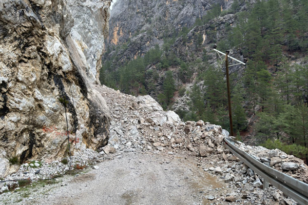 Büyükşehir’den Alacami Yolu’nda heyelan çalışması