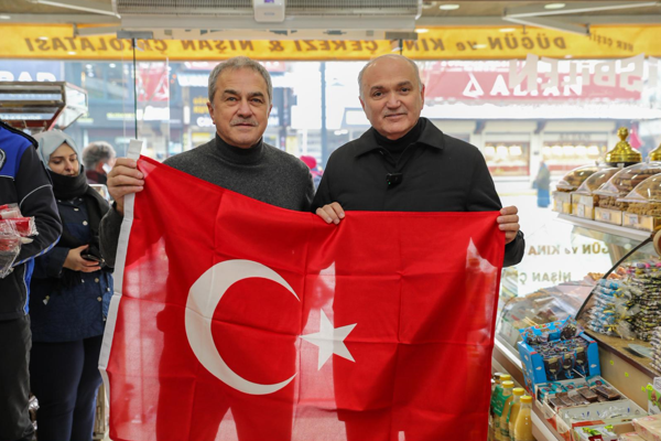 Düzce’de esnafa Türk bayrağı dağıtıldı