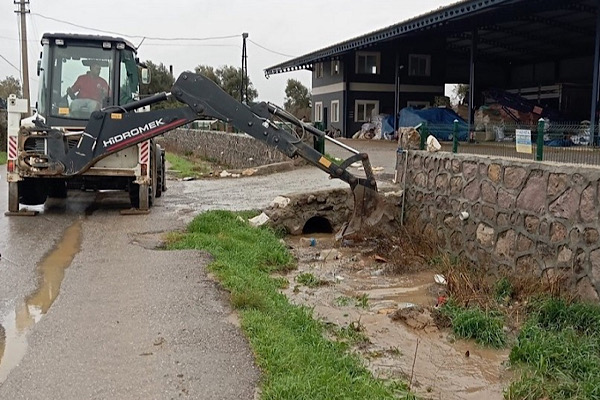 Menderes’te ekipler yoğun yağışlara karşı saha çalışmalarını sürdürüyor
