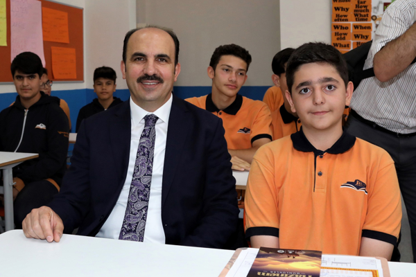 Başkan Altay, karne alan öğrencileri tebrik etti