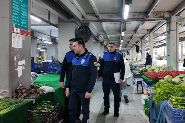 Marmaris’te zabıta ekiplerinden pazar yerlerinde denetim