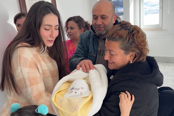 Geçici Koruyucu Aile modelinin 100’üncü bebeği, ailesine kavuştu