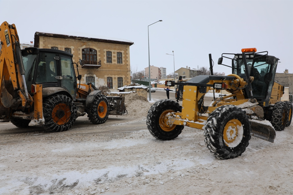 Bayburt’ta karla mücadele seferberliği sürüyor
