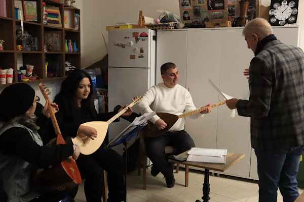 İzmit’te Alzheimer Yaşam Evi sakinleri için bağlama dinletisi düzenlendi
