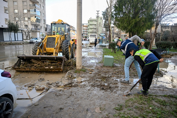 Bornova’da ekipler tarafından su baskınlarına müdahale edildi