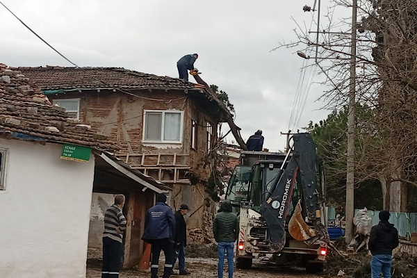Gemlik’te olumsuz hava koşullarına müdahale sürdürülüyor