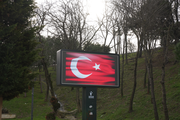 Esenler’de ekranlara Türk bayrağı yansıtıldı