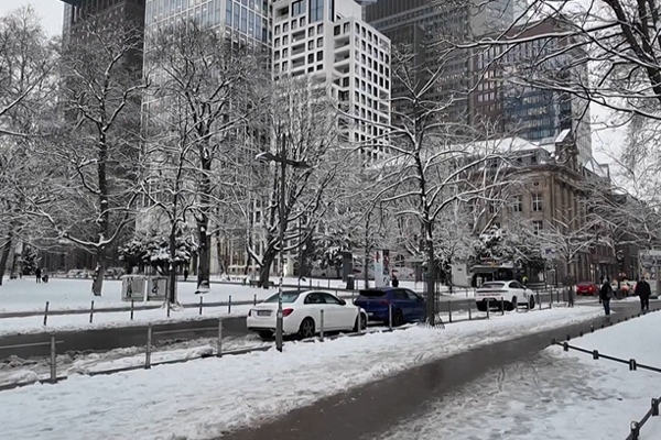 Almanya’da yoğun kar ve buzlanma trafiği aksattı