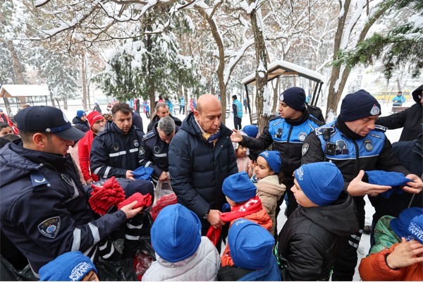 Gaziantep Büyükşehir Belediyesi’nden çocuklara kar hediyesi