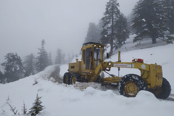 Antalya’da karla mücadele ve heyelan temizlik çalışmaları sürüyor