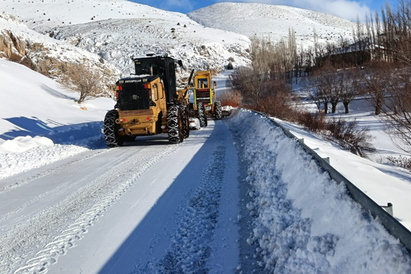 Kayseri’de kar yağışı sonrası 126 mahalle yolu ulaşıma açıldı
