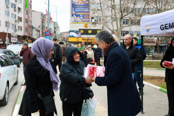 Gemlik’te vatandaşlara Türk bayrağı dağıtıldı