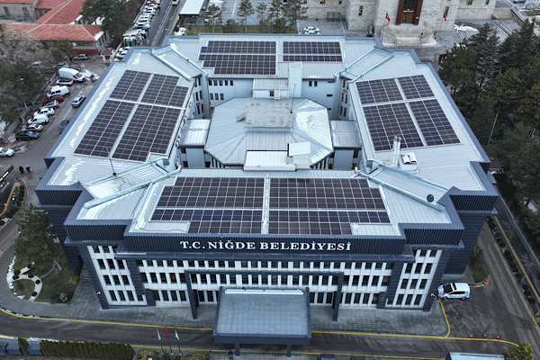 Niğde Belediyesi hizmet binasında fosil yakıt kullanımını sonlandırdı
