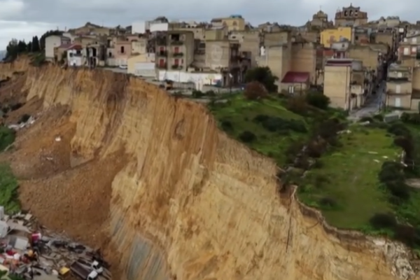 Sicilya’nın Niscemi kentinde heyelan sonrası binden fazla kişi tahliye edildi