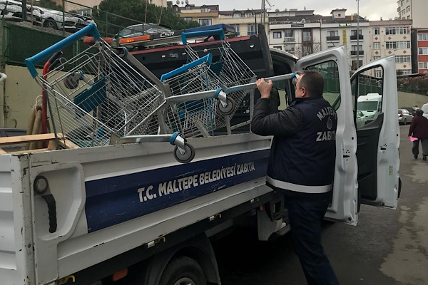 Maltepe’de yaya yollarındaki işgaller zabıta ekiplerince kaldırıldı