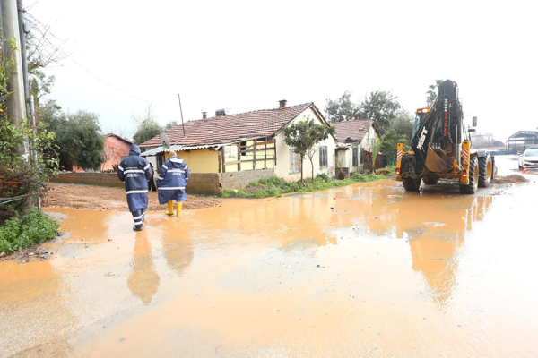Kepez Belediyesi’nden sağanak yağışlara karşı mücadele