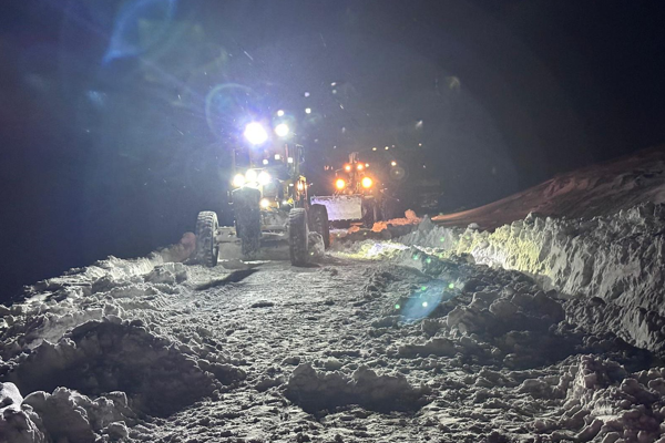 Büyükşehir, hava şartları dolayısıyla hasta ve yolda kalan vatandaşlara yardım ediyor