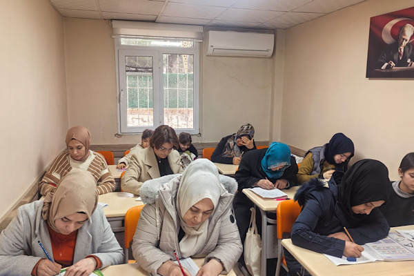 Şafak Aile Destek Merkezi bünyesinde okuma yazma kursu açıldı
