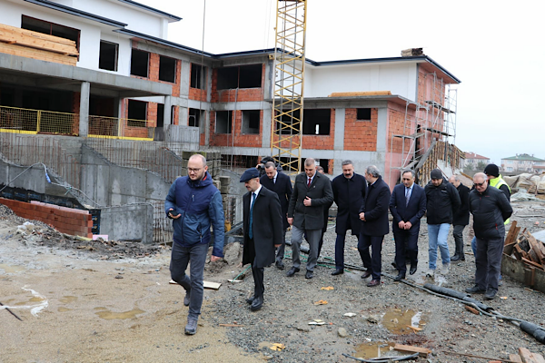 Vali Aktaş ve Milletvekili Yılmaz, Gölcük’te okul inşaatlarını inceledi