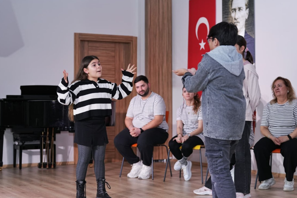 Konyaaltı’nda doğaçlama tiyatro oyunu sahnelendi