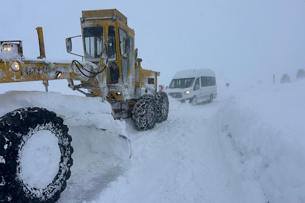 Kayseri’de kardan kapanan 54 mahalle yolu trafiğe açıldı
