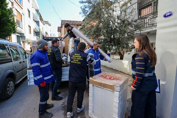 Buca’dan su baskınından etkilenen vatandaşlara eşya desteği