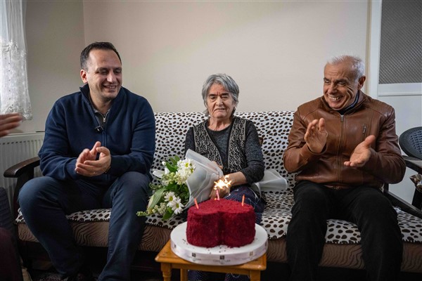 Başkan Eşki’den Bornova’nın çınarlarına Sevgililer Günü ziyareti