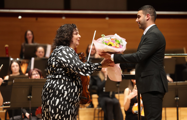 Sanatçı Hande Küden, İzmir’de sanatseverlerle buluştu