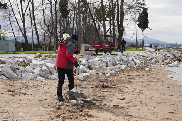 Doğu Sahil Bandı kumsalında temizlik çalışmaları devam ediyor