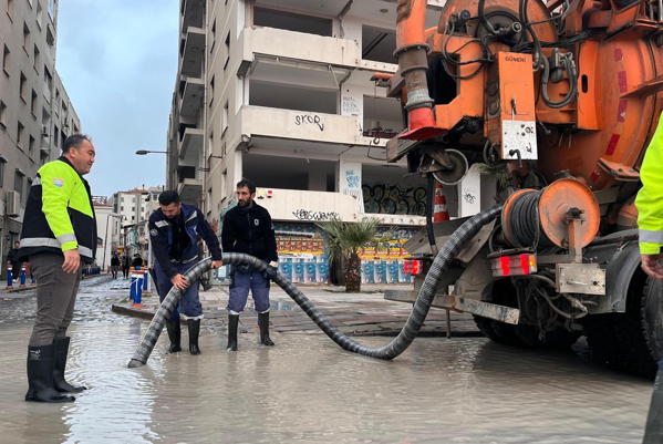 İzmir’de en yüksek rüzgar hızına ulaşıldı