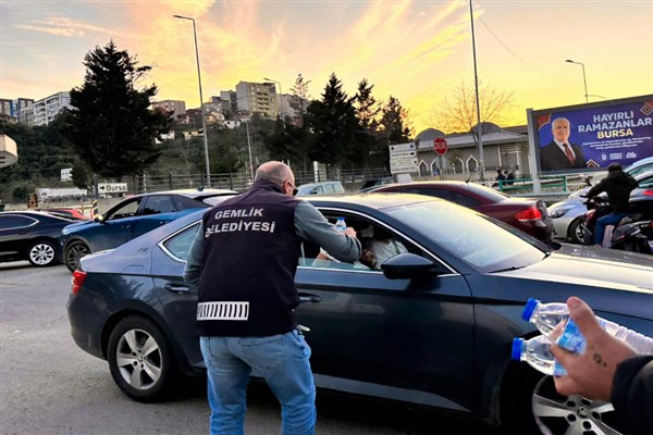 Gemlik Belediyesi’nden trafikte iftariyelik dağıtımı