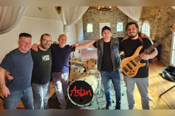 Türk kontrabas sanatçısı Sercan Alban, Aslan grubu ile sahnede