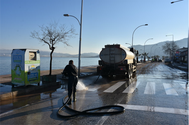 Gemlik Belediyesi’nden fırtına sonrası temizlik