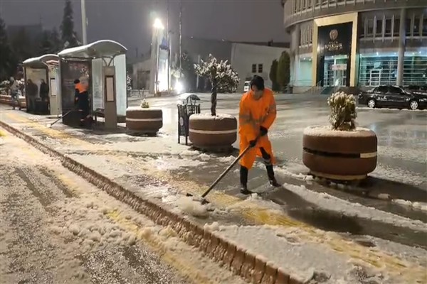 Malatya’da karla mücadele çalışmaları sürüyor