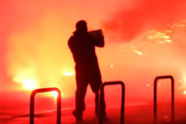 İtalya’da Kış Olimpiyatları mekanı yakınlarında protestocular polise havai fişek attı